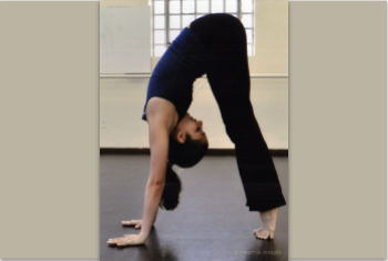 Image of one of the movements performed in the Gyrokinesis method, executed by teacher Rosana Rosário. © Ribamar Aragão